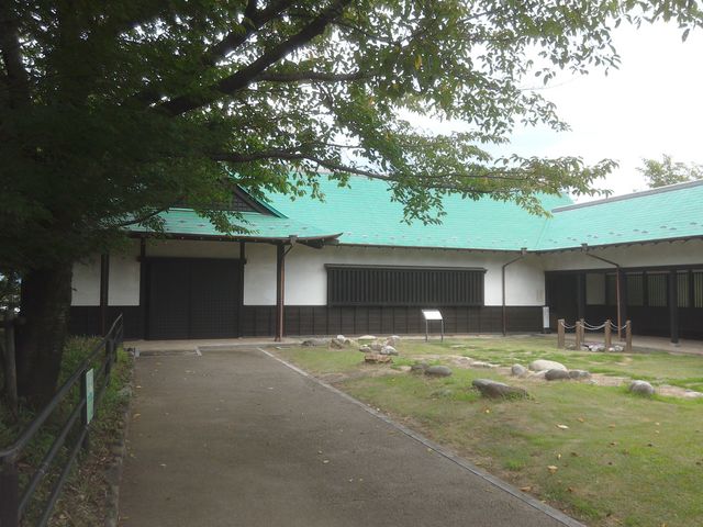 資料館までバリアフリーでスロープを上がれます。_小口城址公園