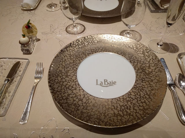 お皿のセット_フランス料理 La Baie (ラ・ベ)