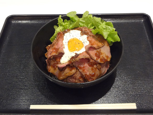 ローストビーフは薄切りです。_てっぱん屋台・ダイバーシティ東京・プラザ店