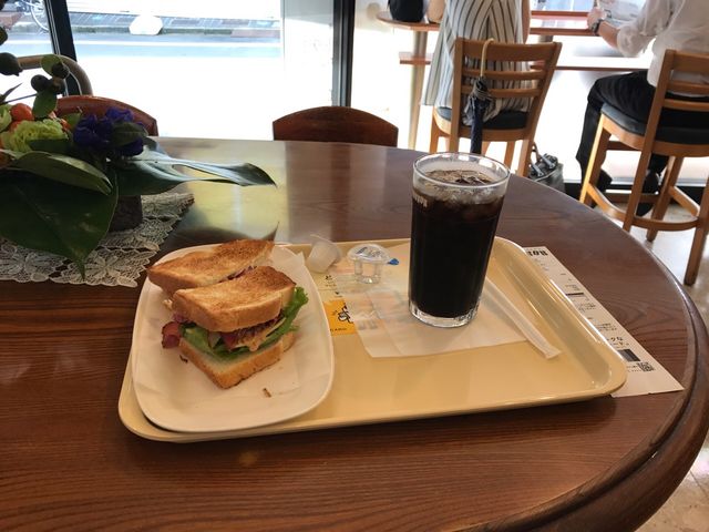 店内とパストラミサンド_ドトールコーヒーショップ大塚南口店