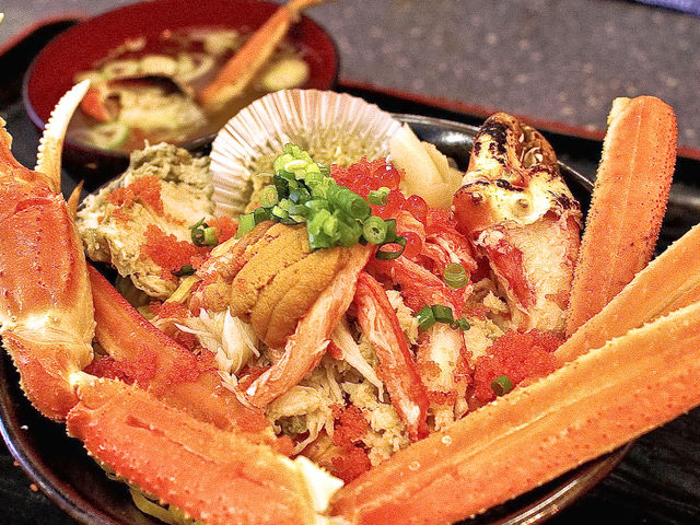 このボリュームで、ズワイガニがこれほどのって1500円弱位だったと思います。ご飯の量も多かったです。_山芳亭