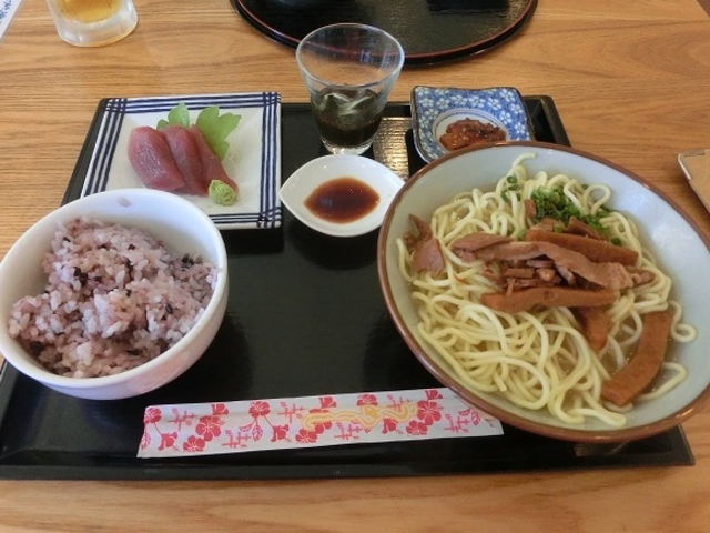 刺身定食は、八重山そばに刺身と古代米がついてます。_カビラガーデン