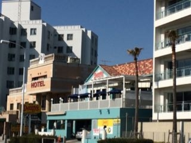 エメラルドグリーンの可愛らしい店舗です_デニーズ江ノ島店