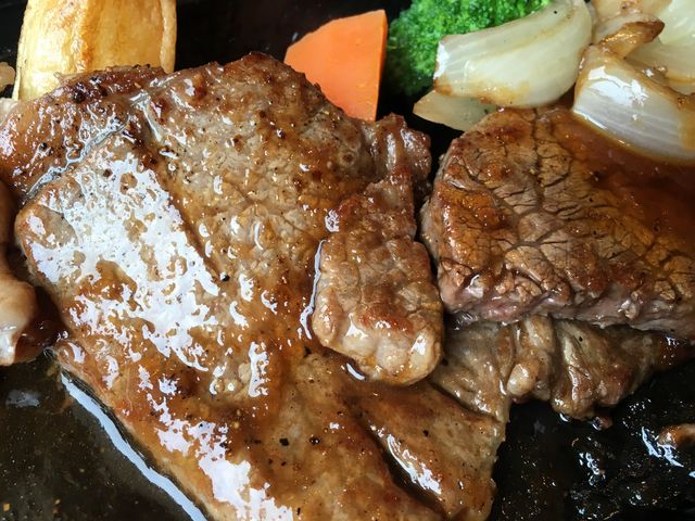 ちょっと食べかけ。サーロインとヒレ半々の_ステーキハウス寿楽 本店