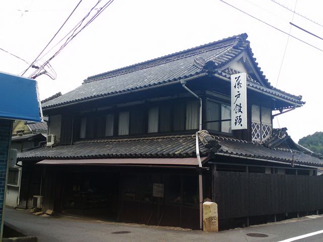 映画のロケも行われたレトロな外観_藤戸饅頭 本店