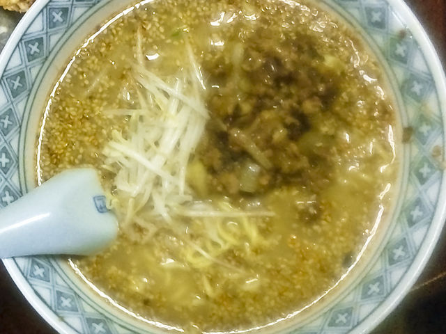 四川風ラーメン690円。ひき肉と玉ねぎいためたのともやしのってました。_龍園