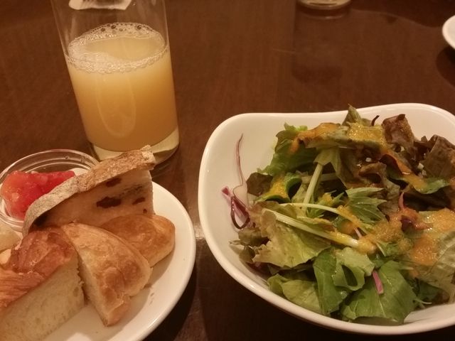サラダとドリンク、パン_Aoyuzu