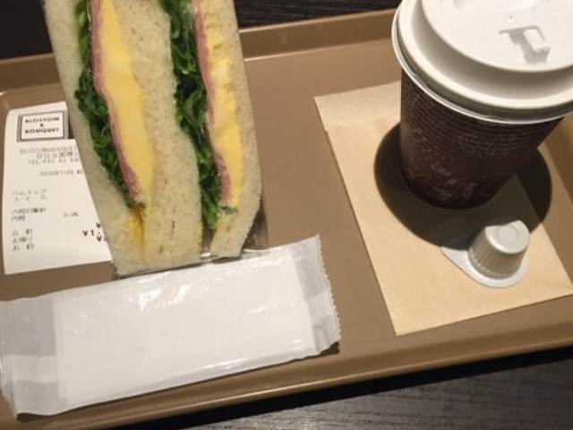 朝食のサンドイッチとコーヒーです。_BLOSSOM&BOUQUET・日比谷国際ビル店