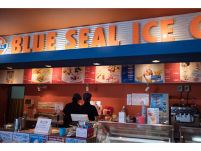 店内_ブルーシール・名護店