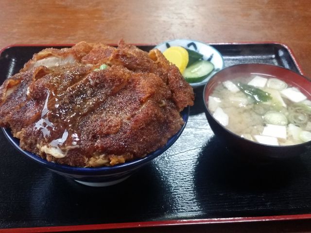 カツ丼、味噌汁付き。700円。_いときん