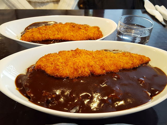 チキンカツがのってます_ベニ屋