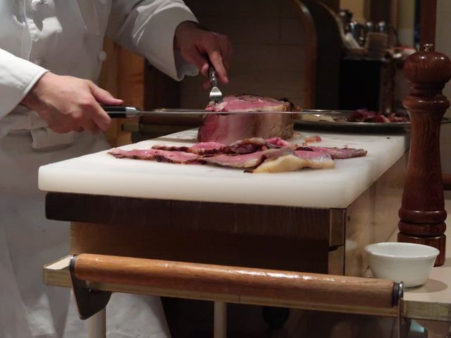 ローストビーフをカット_ローストビーフの店 鎌倉山