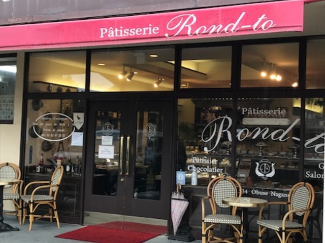 雨でも人が入っています。_Patisserie Rond-to