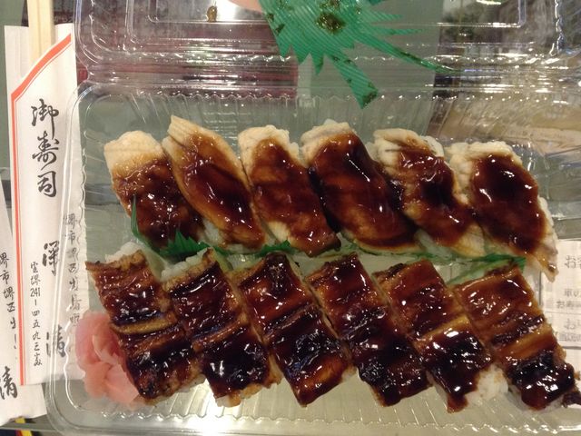 上:穴子にぎり
下:穴子箱寿司_深清鮓