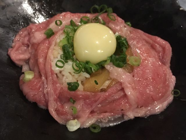 近江牛肉を使った丼_花殿 ka-den 梅田茶屋町 近江牛一頭買い牧場直送店