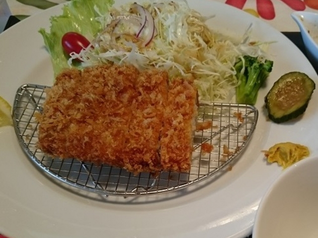 食べかけですが、ロースカツです。_ファミリーダイニングらん蘭