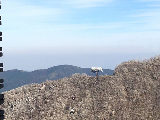 早雲山方面に行き交うロープウェイと大文字焼きの明星ヶ岳_大涌谷 駅食堂【旧:大涌谷スカイレストラン】
