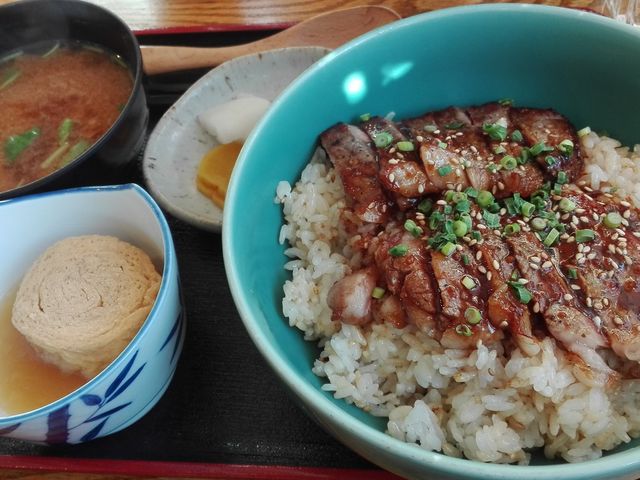 牛ステーキ丼。湯葉もおすすめ。_ペンション&レストラン フレンドリー