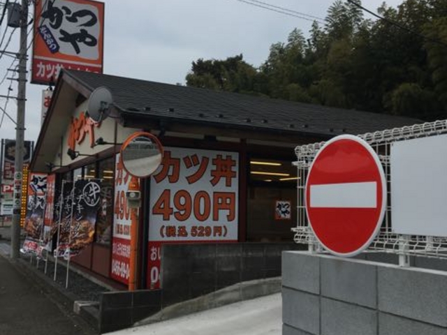駐車場も広いです_かつや湘南藤沢石川店