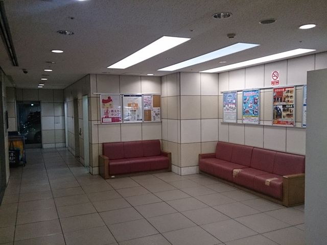 各階のエレベータホールに贅沢な休憩スペースとトイレあり_県民広場地下駐車場