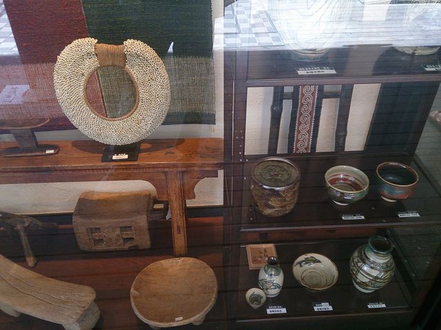 昔の道具や金城次郎氏の作品など貴重な品も並びます_久高民芸店