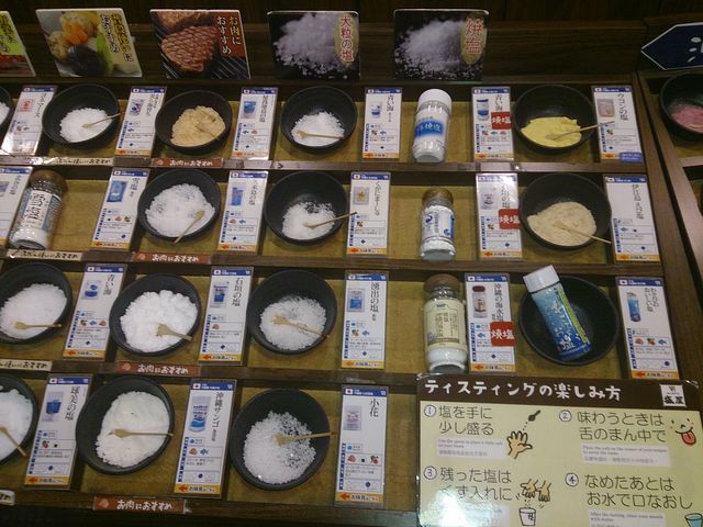 色々な塩を味わって選ぶことができます_沖縄の塩専門店 塩屋 平和通り店