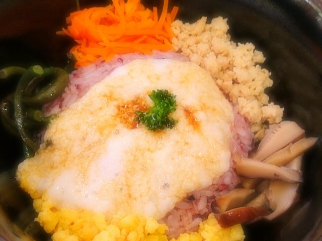 「イザナミ丼」ご飯は黒米だと思います。_イザナミ茶屋