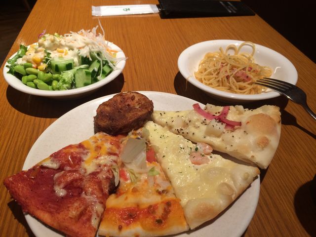 ピザ美味しい。サラダは普通。パスタはダメ。_シェーキーズ 池袋東口店