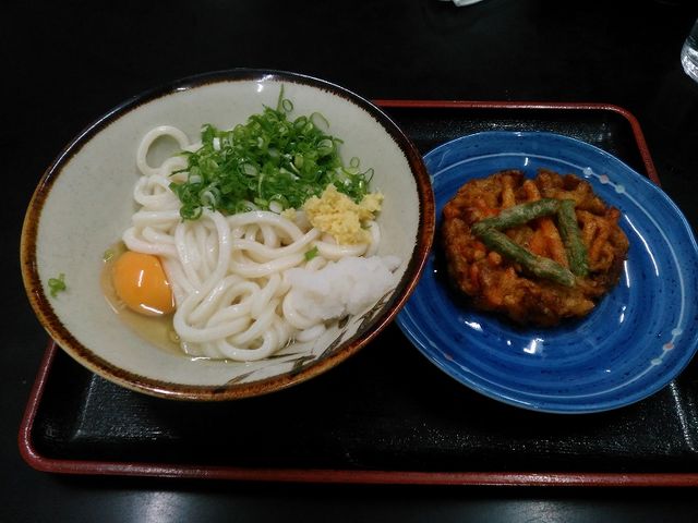 一番人気の釜玉うどん(小240円)とかき揚げ(90円)_たむら