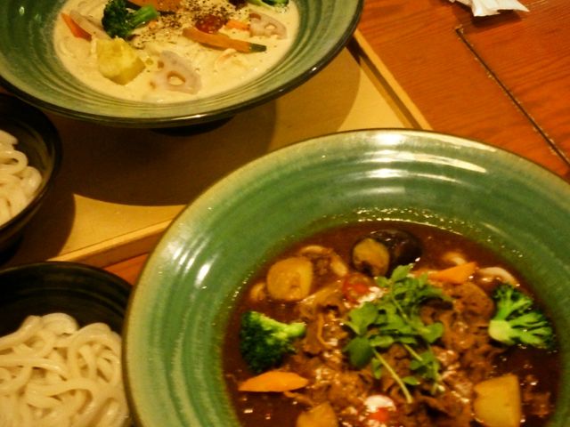 この日は"ハッシュドビーフのおうどん"と"バーニャカウダのおうどん"。ハリキって大盛で頂いた!_つるとんたん 北新地店