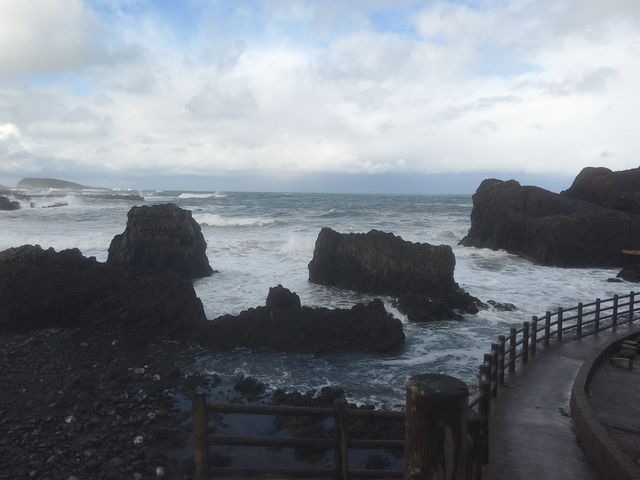 岩に激しく打ち付ける波_越前松島