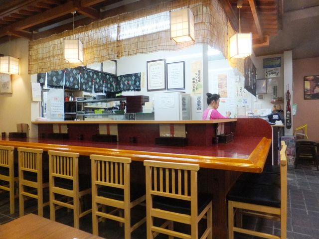 お店の様子:手前にテーブル席が3つ。_そば処あおき