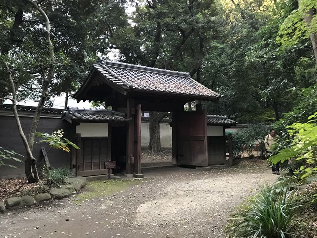【小石川後楽園〜赤門】立派な構えの個人宅くらいの大きさです_赤門(小石川後楽園)