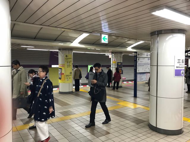 半蔵門線三越駅ホーム_東京メトロ半蔵門線 三越前駅