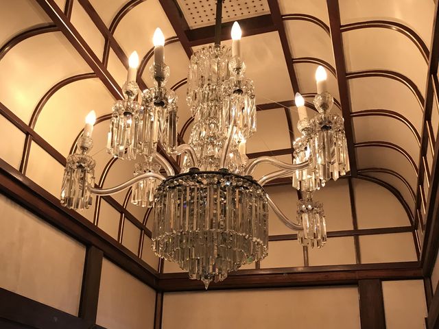 【江戸東京たてもの園〜三井八郎右衞門邸】2階の廊下にはシャンデリアがあります、。_三井八郎右衞門邸(江戸東京たてもの園)