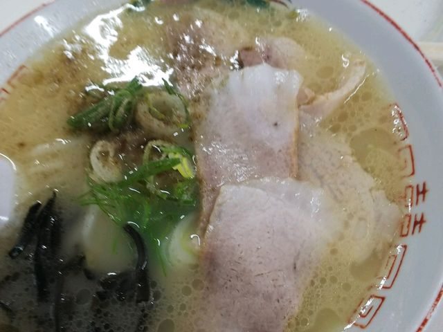 再訪してラーメンをランチでいただきました。
ランチタイムはおにぎり二個付きでツヤツヤご飯が美味しいで_草木が原