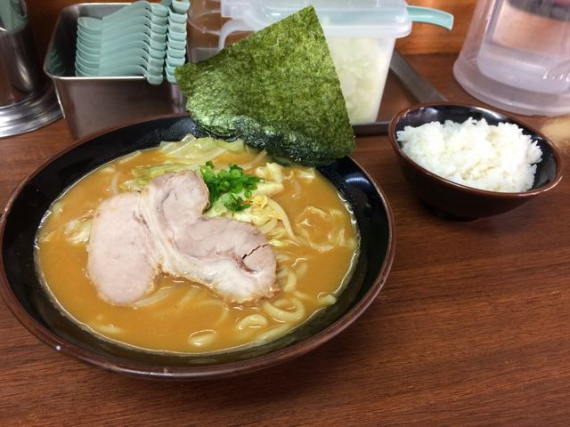 味噌ラーメンとサービスライス_横浜家系ラーメン まくり家