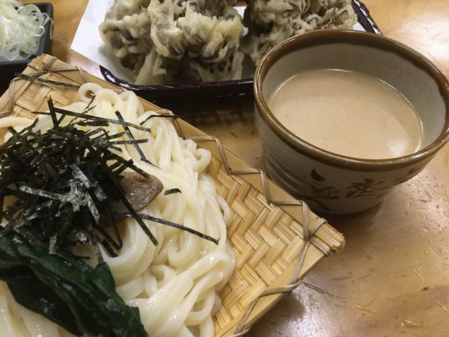 ざるうどん、ゴマだれで。
追加の舞茸の天ぷら。_大澤屋 第一店舗