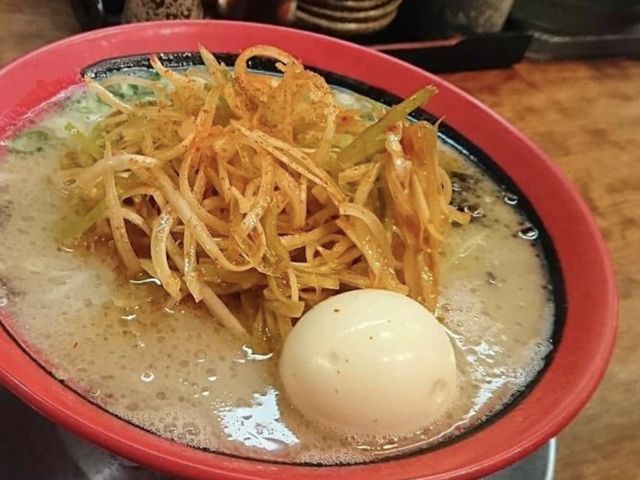 卵がまるごと…美味しい!_豚そば成