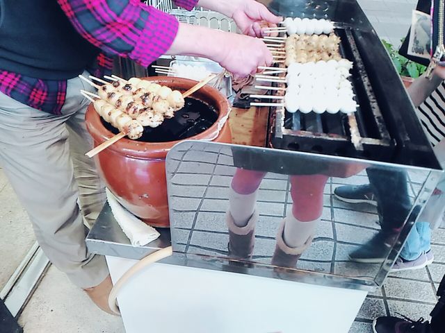 お団子を焼いているようす_新雀本店