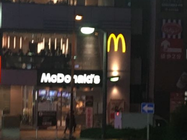 カフェのようなお洒落な内装です_マクドナルド目黒駅前店