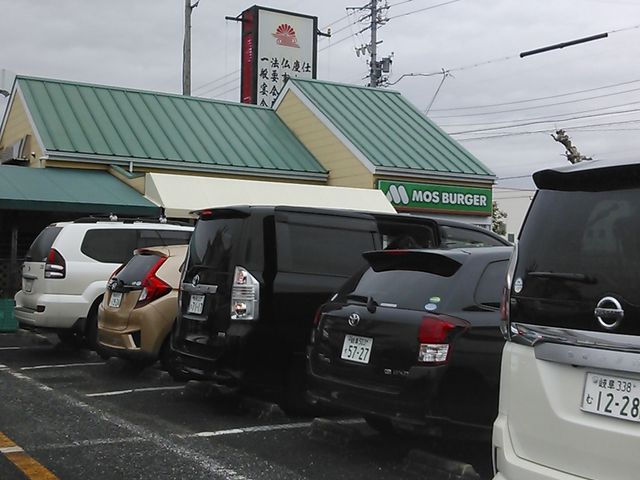 年末激混みの駐車場_モスバーガー岐阜島店