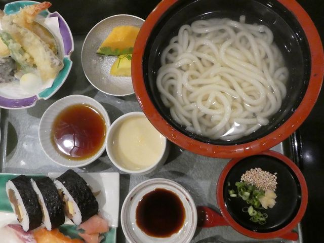 すしめん御膳
うどんはややイマイチ…_天勝 本店
