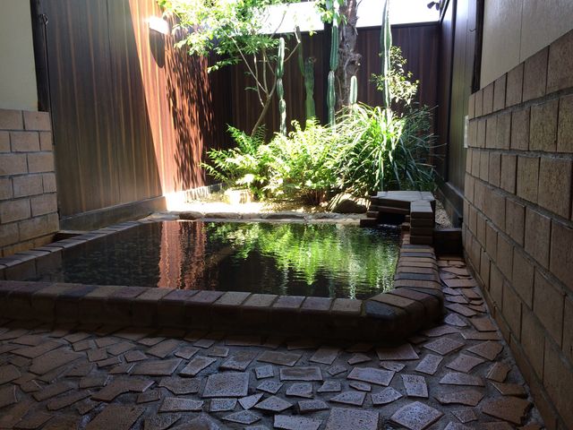 坪庭仕立ての露天風呂もあります。_温泉邸湯〜庵