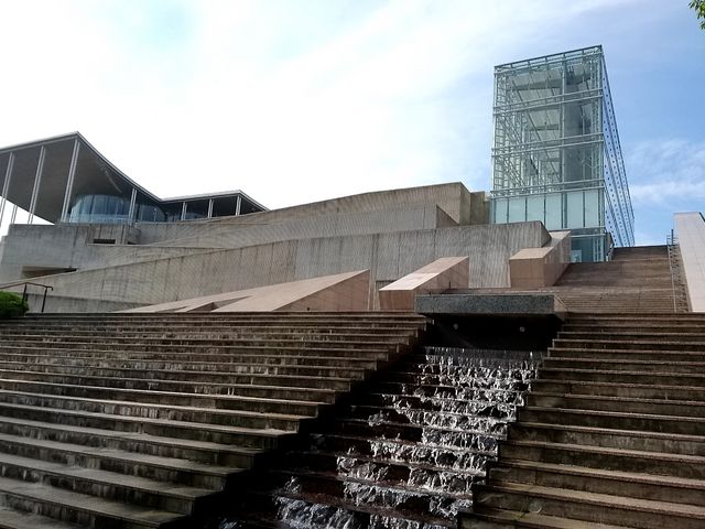 恩賜池へつづく水の階段_岡崎市美術博物館