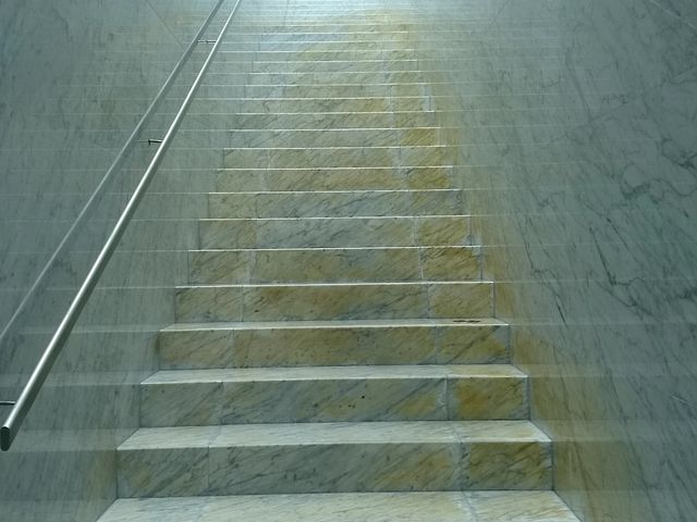 レストランへ通じる石の街の美術館らしい階段_岡崎市美術博物館