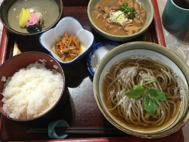 もつ煮込みと暖かいそばのセット_うさぎ庵