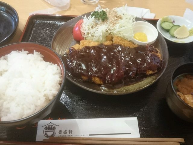 味噌かつ定食1300円です。_豊盛軒