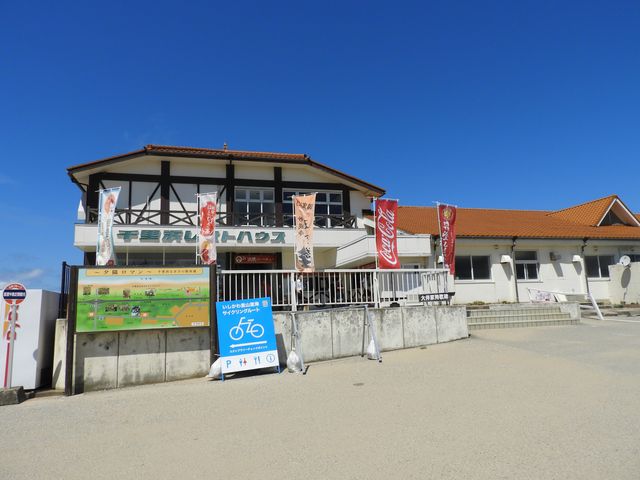 写真左側がすぐに浜_千里浜レストハウス