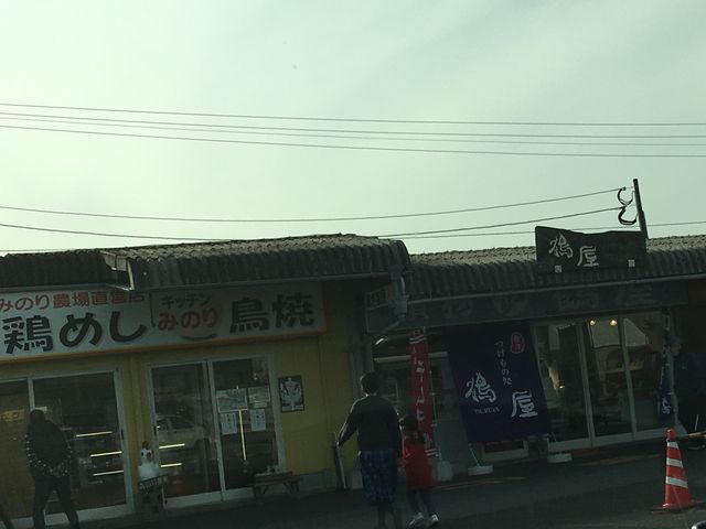駐車場前にはキッチンみのりやつけもの処鶴屋などもあります。_マリンセンターおさかな村